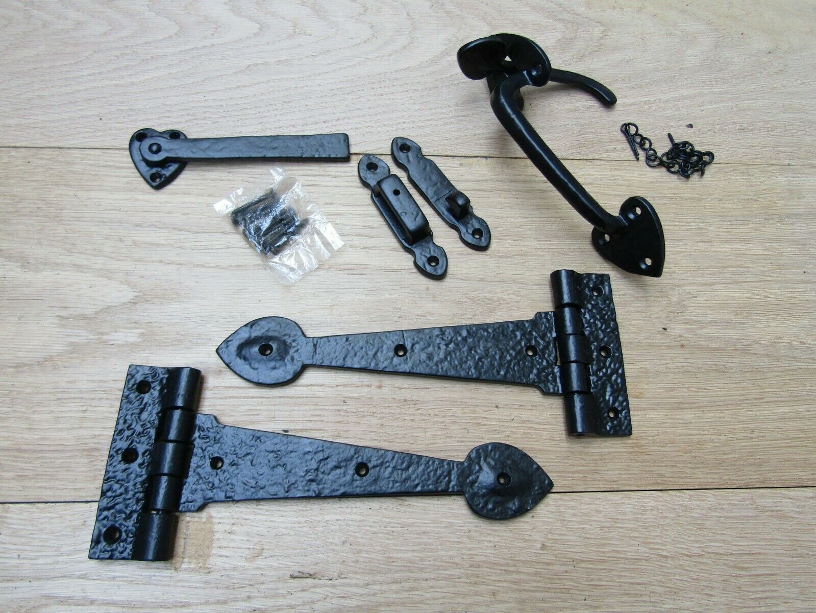 A Pair of 16" Ludlow Tee Hinges & Suffolk Latch in Cast Iron 